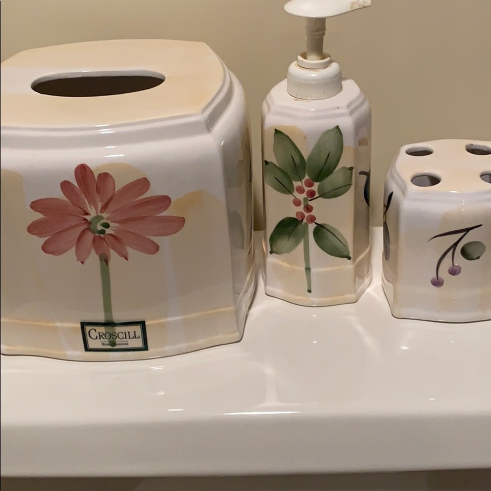 Croscill bathroom set